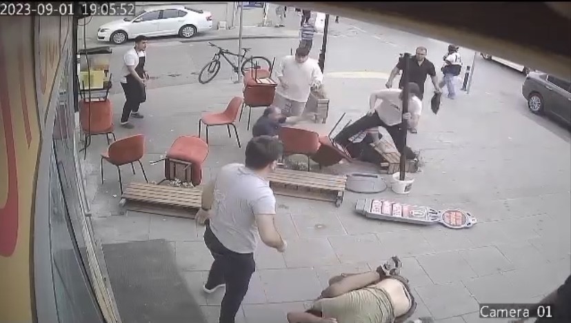 SULTANBEYLİ’DE CADDE ORTASINDA TEKMELİ YUMRUKLU KAVGA EDEN İKİ GRUP GÜVENLİK