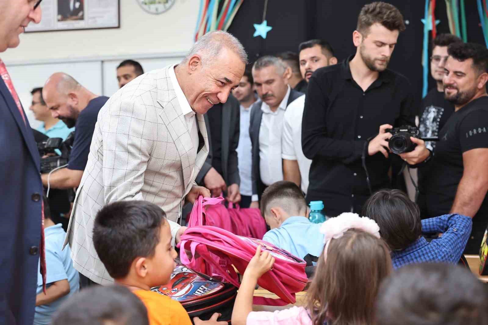 YAYLA MAHALLESİ’NDE BULUNAN NADİDE-AHMET TÜTÜNCÜOĞLU İLKOKULU’NA GELEN SULTANGAZİ BELEDİYE BAŞKANI