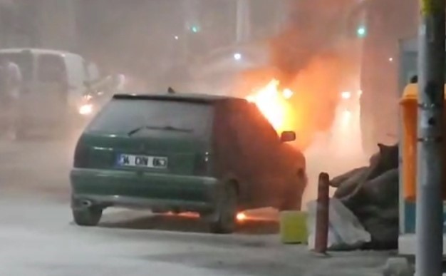 SULTANGAZİ'DE ALEV ALEV YANAN OTOMOBİL VATANDAŞLAR TARAFINDAN SÖNDÜRÜLDÜ