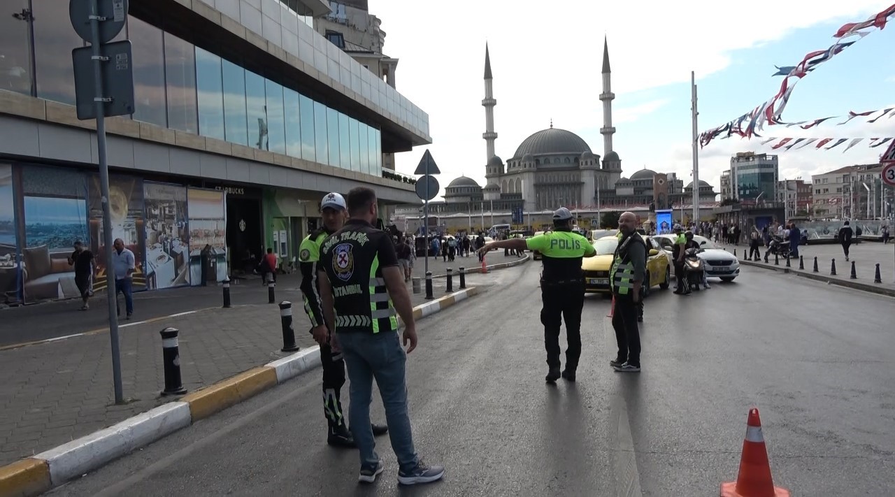 TAKSİM MEYDANI'NDA İSTANBUL EMNİYET MÜDÜRLÜĞÜNE BAĞLI TRAFİK POLİSLERİ TARAFINDAN TİCARİ