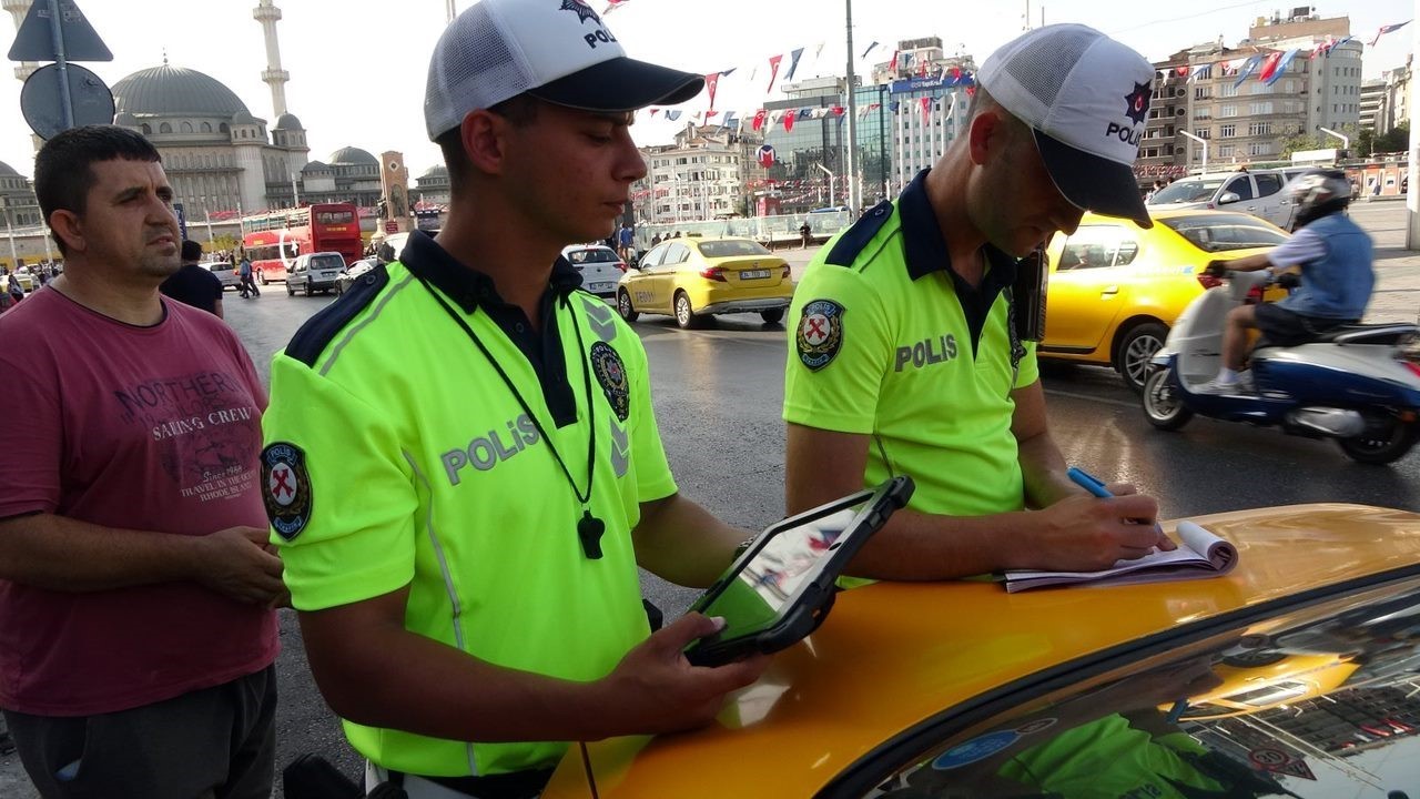 Taksimetreyi açmayan taksici turistten 3 bin 500 lira para istedi İSTANBUL'DA BİR TAKSİ ŞOFÖRÜ HALKALI'DAN BAKIRKÖY'E VE ARDINDAN TAKSİM'E GÖTÜRDÜĞÜ