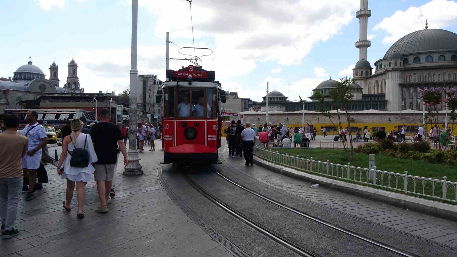 BEYOĞLU’NDA TAKSİM-TÜNEL ARASINDA SEFER YAPAN TRAMVAYLARDA YOLCULARA SEYAHAT BOYUNCA NOSTALJİK
