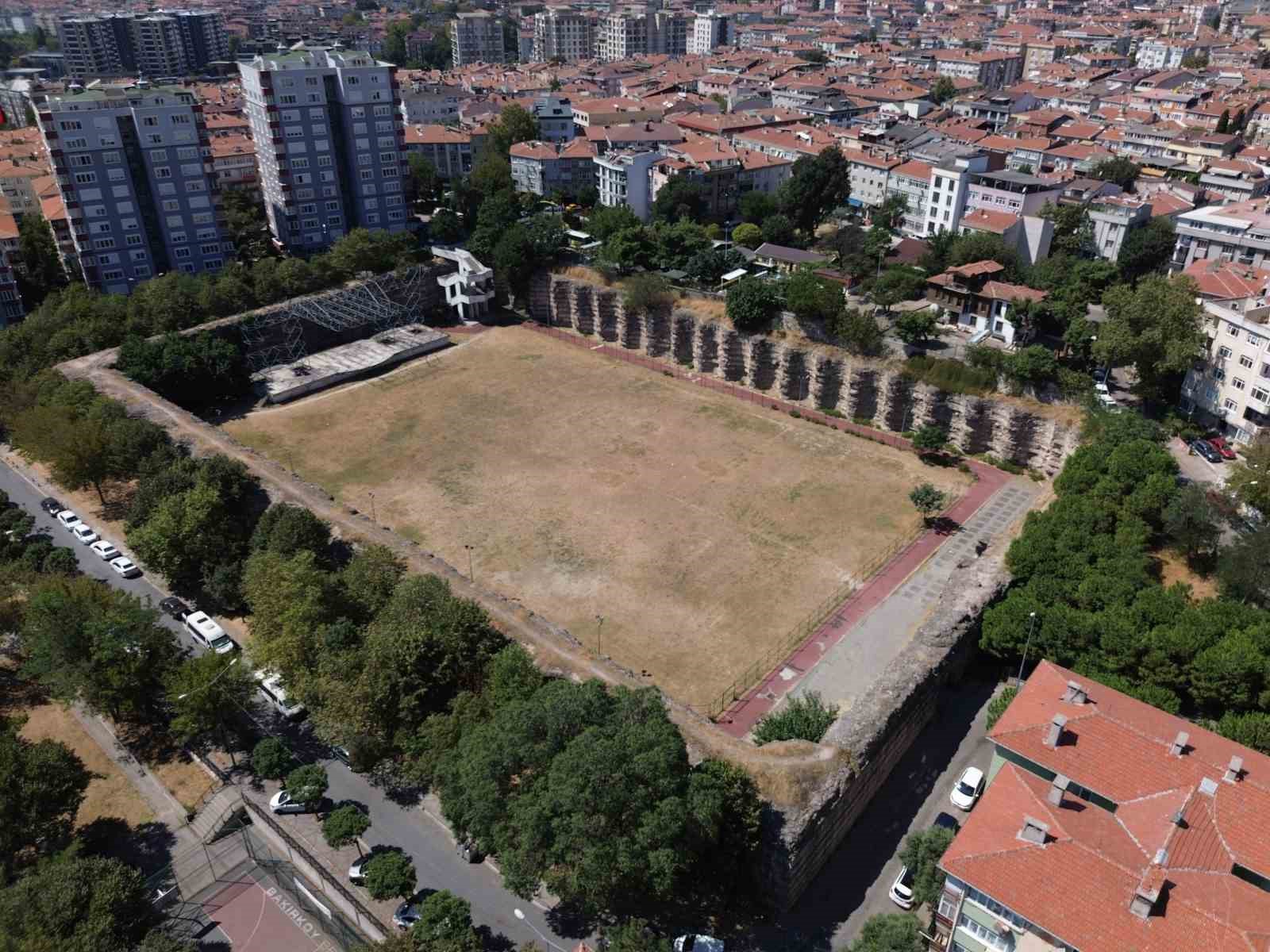 Tarihi Fildami Sarnıcı Bakırköy Belediyesi tarafından kendi haline terk edildi BAKIRKÖY BELEDİYESİ TARAFINDAN 2015’DE RESTORE EDİLECEĞİ DUYURULAN TARİHİ FİLDAMİ SARNICI