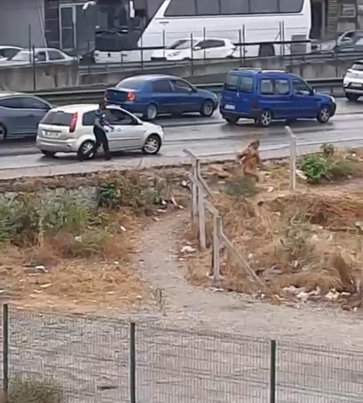 URSA’DA BİR KİŞİ YOL KENARINDAKİ KADINI KEMERLE DARP ETTİ. ÇEVREDEKİLERİN