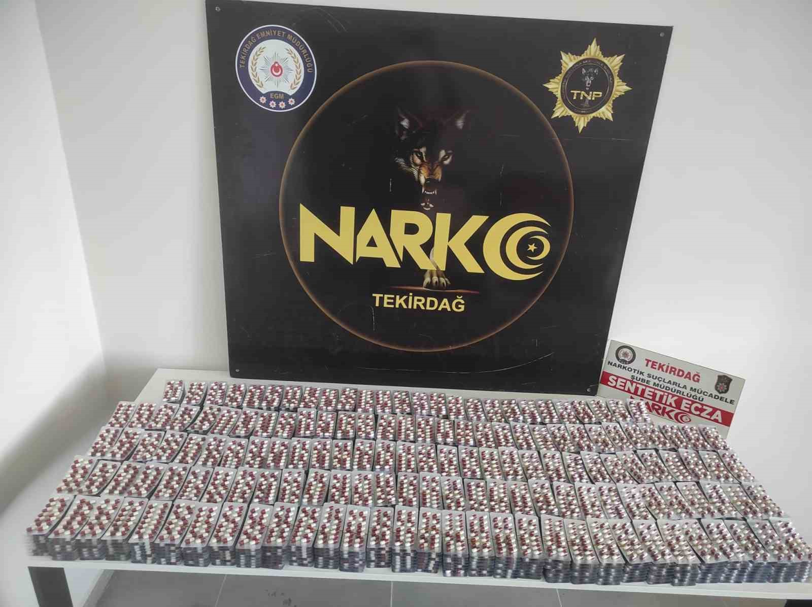 Ticari araçtan binlerce sentetik hap çıktı TEKİRDAĞ'IN SÜLEYMANPAŞA İLÇESİNDE DURDURULAN ŞÜPHELİ ARAÇTAN BİNLERCE SENTETİK ECZA HAP