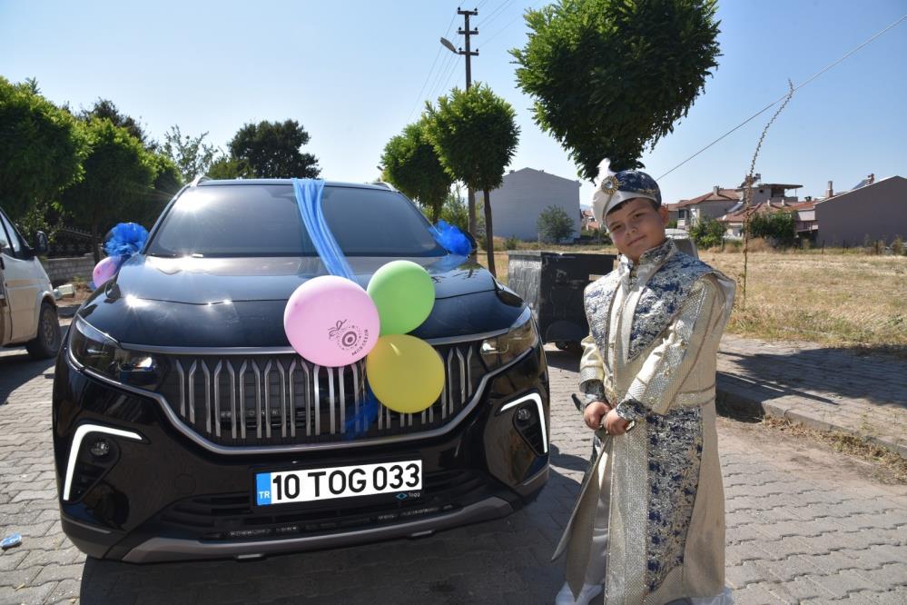 Sındırgı’nın Togg’u sünnet aracı oldu Sındırgı Belediyesi tarafından makam aracı olarak kullanılmaya başlanan Türkiye’nin yerli