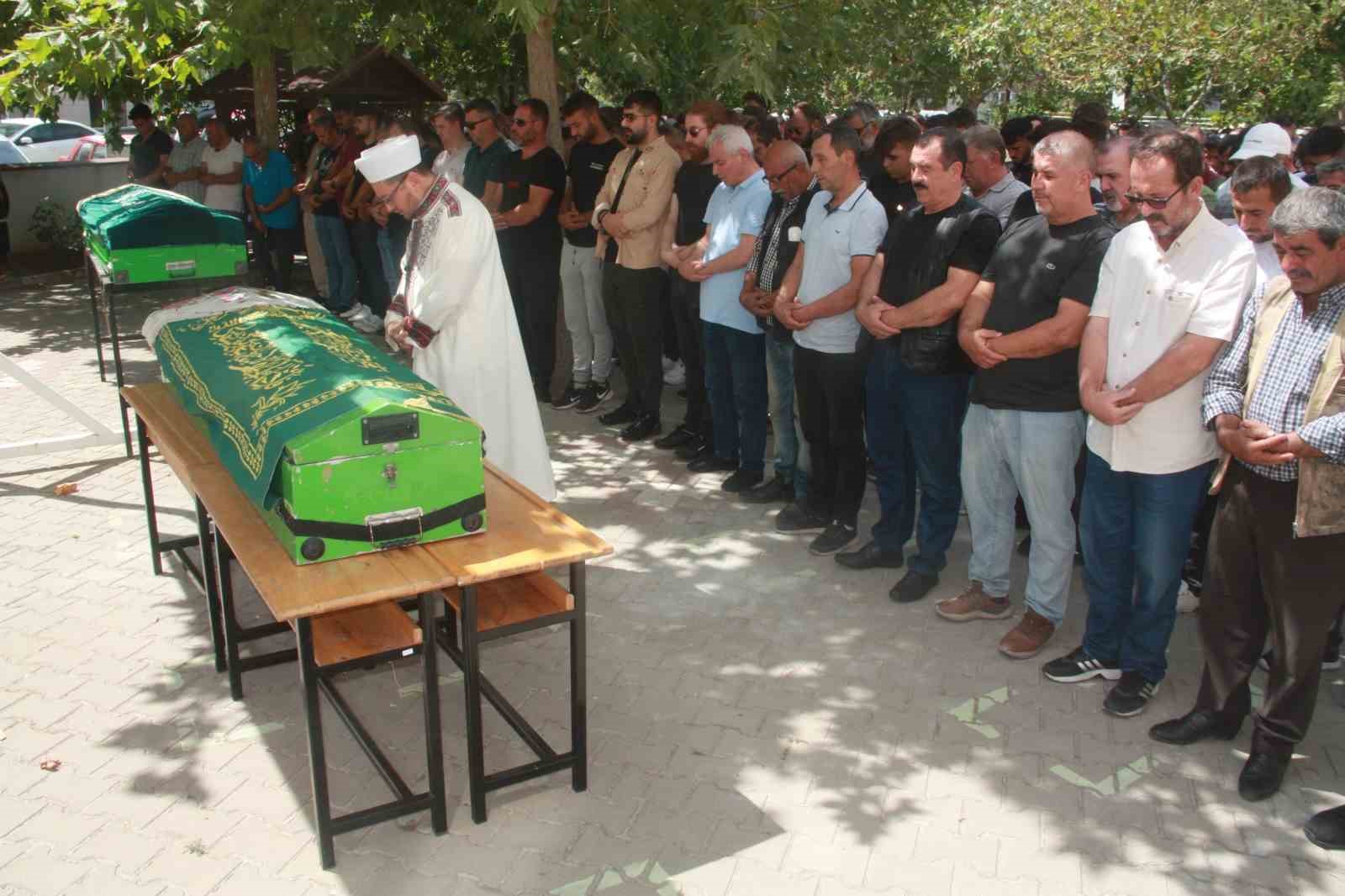 BALIKESİR’İN HAVRAN İLÇESİNDE OTOMOBİL VE MOTOSİKLETİN ÇARPIŞTIĞI KAZADA, MOTOSİKLETTE BULUNAN