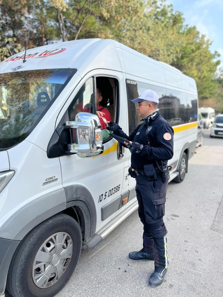 Trafik polisleri son 1 haftada 29 bin 794 aracı denetledi BALIKESİR'DE TRAFİK POLİSİ ARAÇ VE SÜRÜCÜLERE GÖZ AÇTIRMIYOR