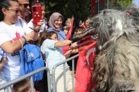TÜLÜTABAKLAR KORKU SALMANIN YANINDA VATANDAŞLARLA YAPTIKLARI DANSLARLA DA İLGİ ODAĞI