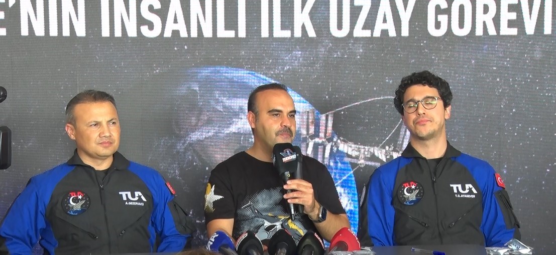 TÜRKİYE’NİN İLK UZAY YOLCULARI ALPER GEZERAVCI VE TUVA CİHANGİR ATASEVER