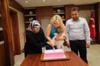 TÜRKİYE’NİN İKİNCİ RAHİM NAKLİYLE DOĞAN BEBEĞİ OLAN ÖZLENEN BEBEK VE