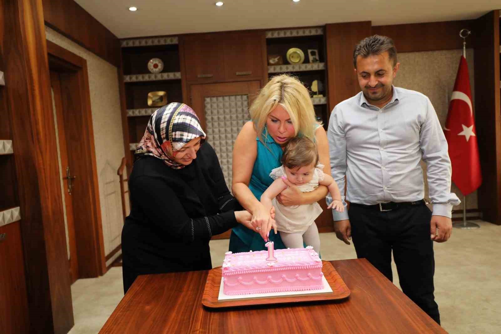 TÜRKİYE’NİN İKİNCİ RAHİM NAKLİYLE DOĞAN BEBEĞİ OLAN ÖZLENEN BEBEK VE
