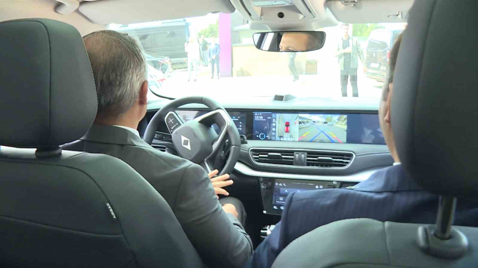 Türkiye’nin ilk uzay yolcuları Togg’u deneyimledi TÜRKİYE’NİN İLK UZAY YOLCULARI ALPER GEZERAVCI VE TUVA CİHANGİR ATASEVER,