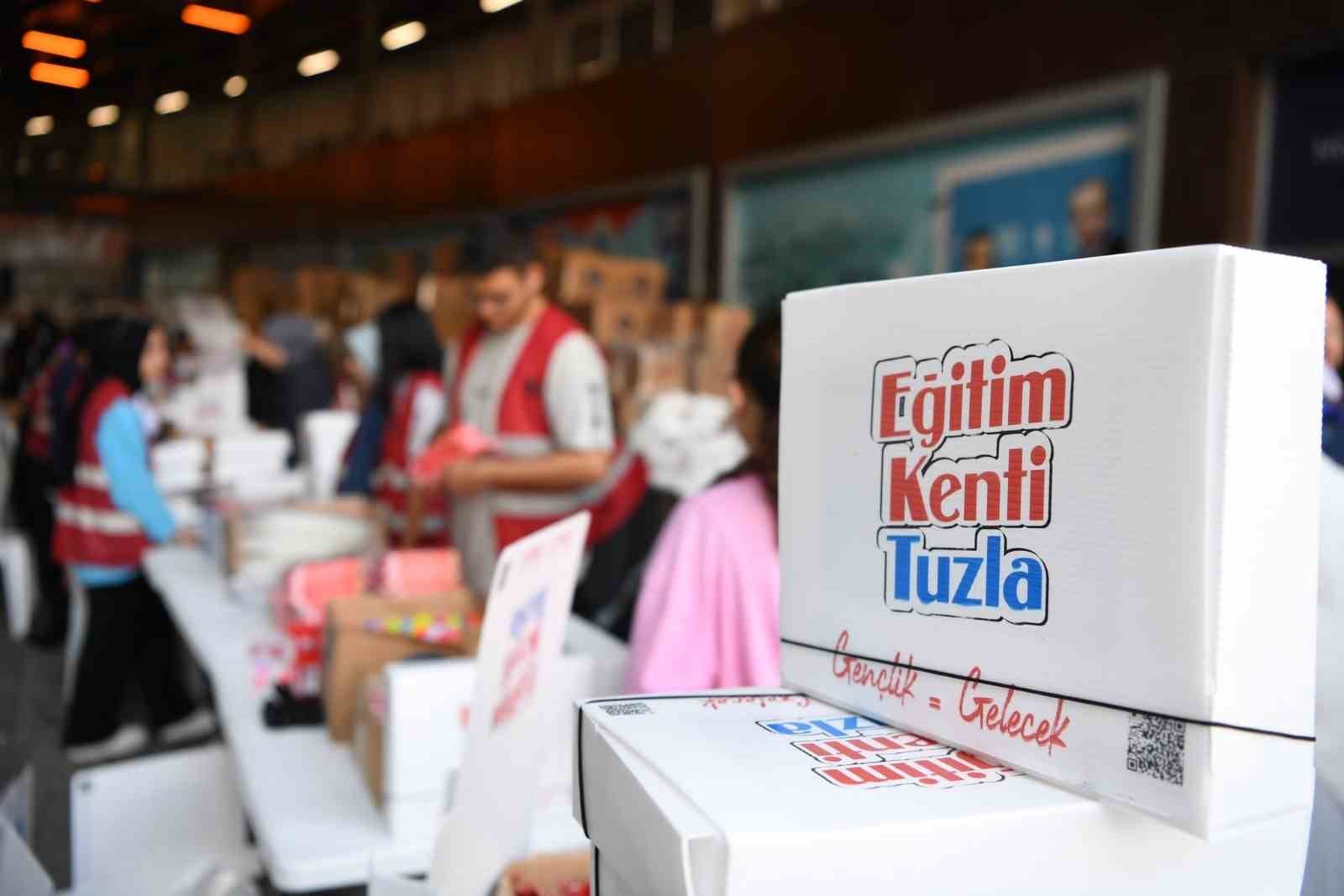 TUZLA BELEDİYESİ’NDEN 50 BİN ÖĞRENCİYE KIRTASİYE DESTEĞİ