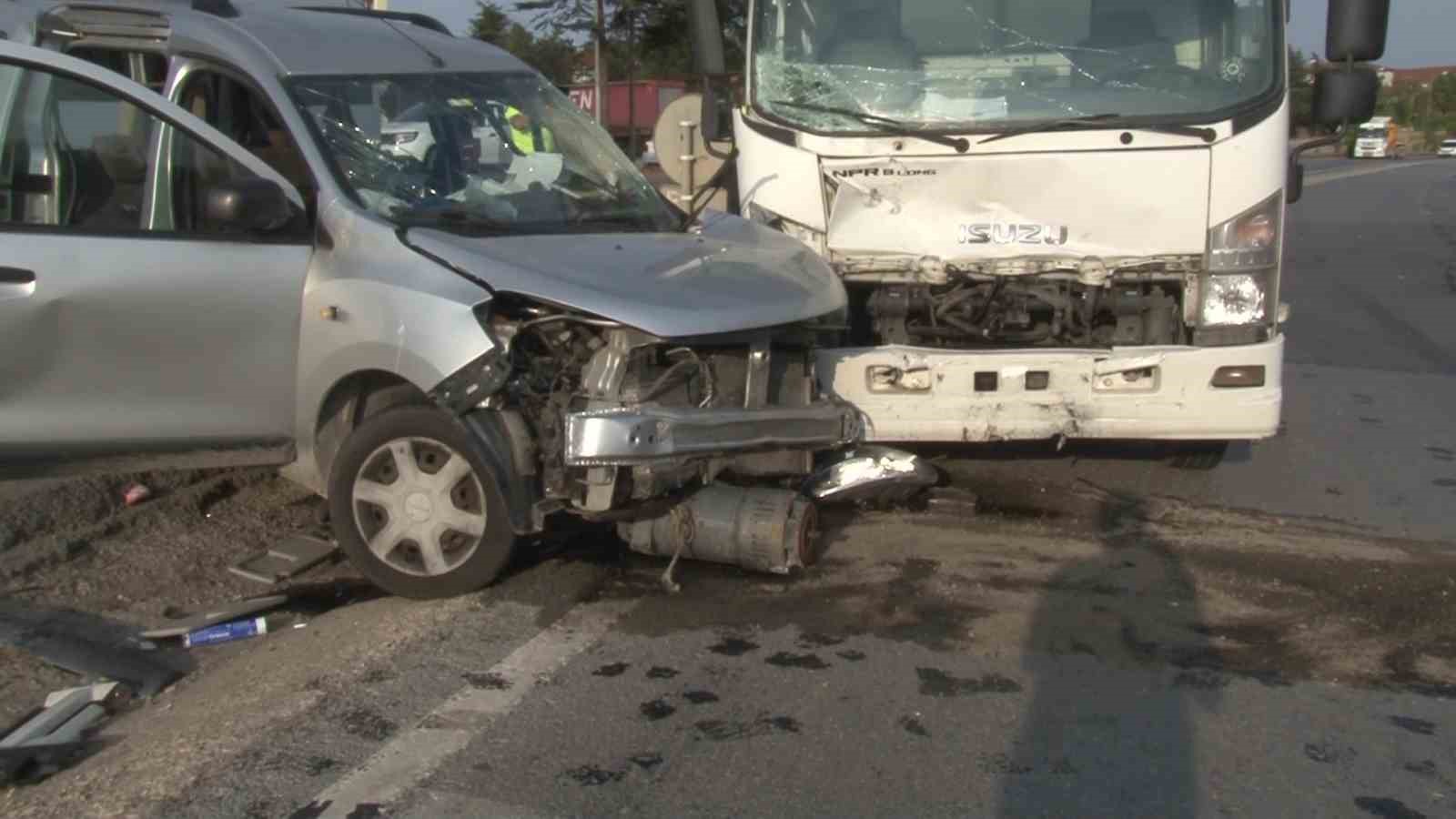 TUZLA’DA BİR KAMYONET VE HAFİF TİCARİ ARACIN KARIŞTIĞI KAZADA 2