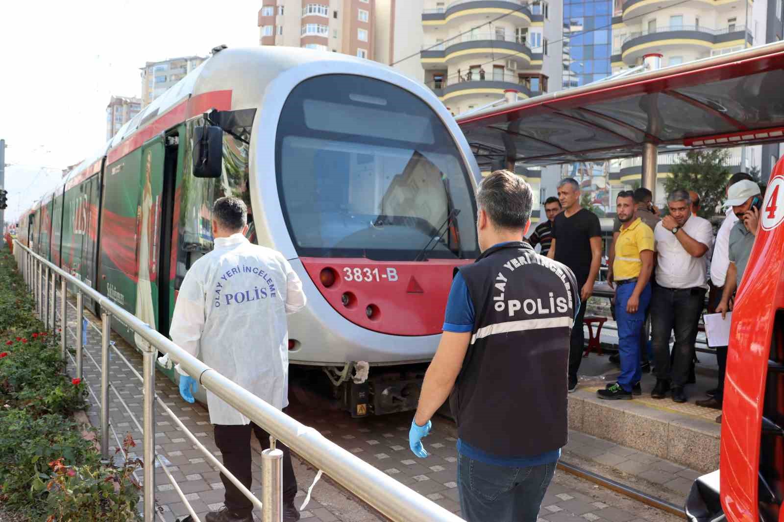 Ücretsiz binmek istediği tramvay sonu oldu KAYSERİ'NİN MELİKGAZİ İLÇESİNDE ÜCRETSİZ BİNMEK İÇİN BARİYERLERİ ATLAYARAK GİRDİĞİ TRAMVAY