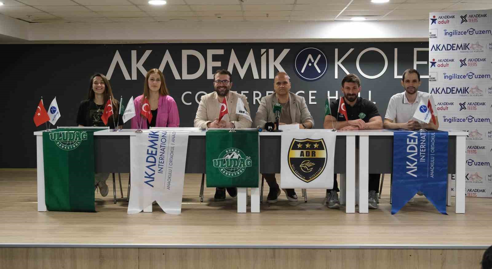 AKADEMİK KOLEJ’DE DÜZENLENEN LANSMANA BAŞANTRENÖR İZZAT İSMAİL, OYUNCULAR İPEK GARİP