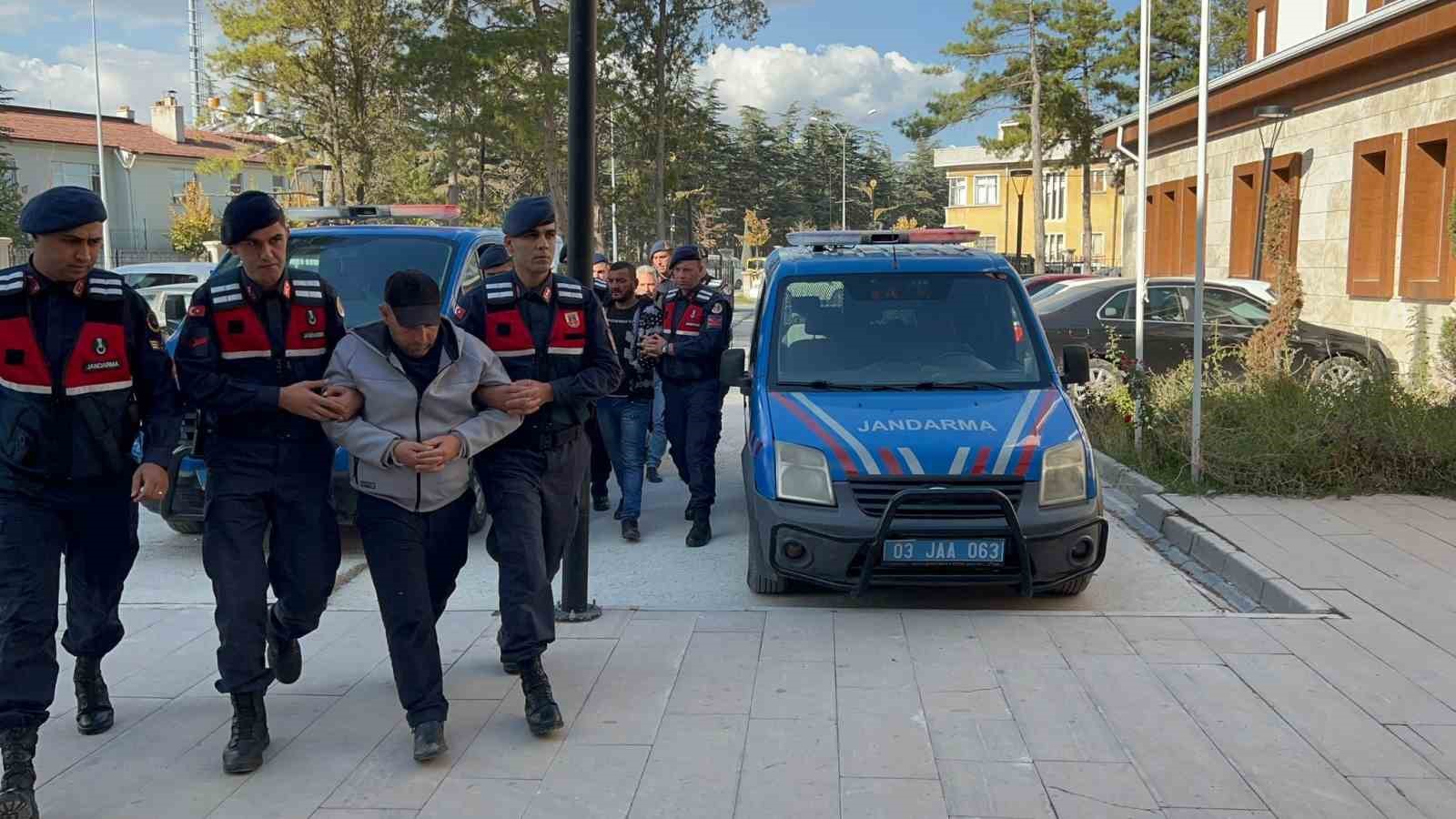 AFYONKARAHİSAR’DA OTOMOBİL İÇERİSİNDE 2 KİŞİYİ SİLAHLA VURDUKTAN SONRA CESETLERLE BİRLİKTE