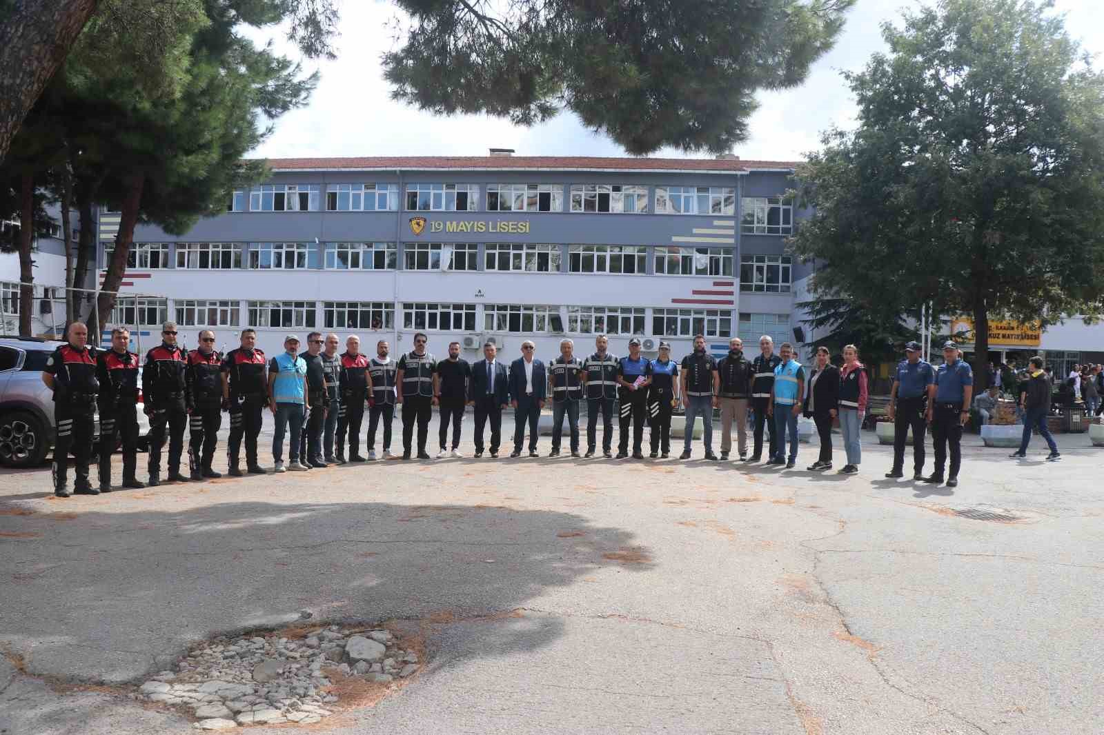 SAMSUN VALİSİ ORHAN TAVLI, İLKADIM İLÇESİNDEKİ OKUL VE ÇEVRESİNİ İNCELEYEREK