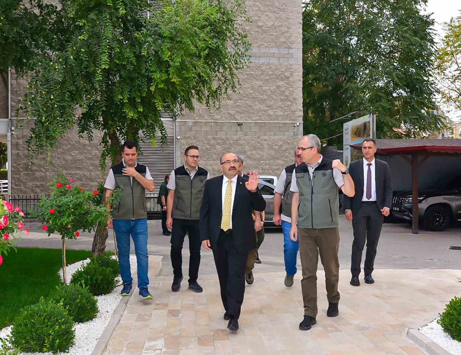Vali Ustaoğlu, Orman Bölge Müdüründen brifing aldı VALİ USTAOĞLU, ORMAN BÖLGE MÜDÜRÜNDEN BRİFİNG ALDI