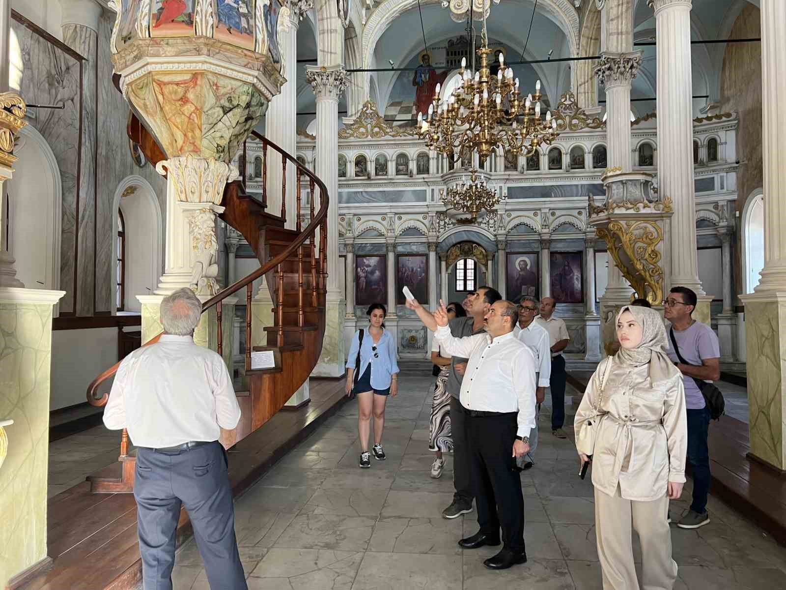 Vali Ustaoğlu, tarihi camileri ziyaret etti BALIKESİR VALİSİ İSMAİL USTAOĞLU, AYVALIK’TA BULUNAN TARİHİ CAMİLERİ GEZDİ.