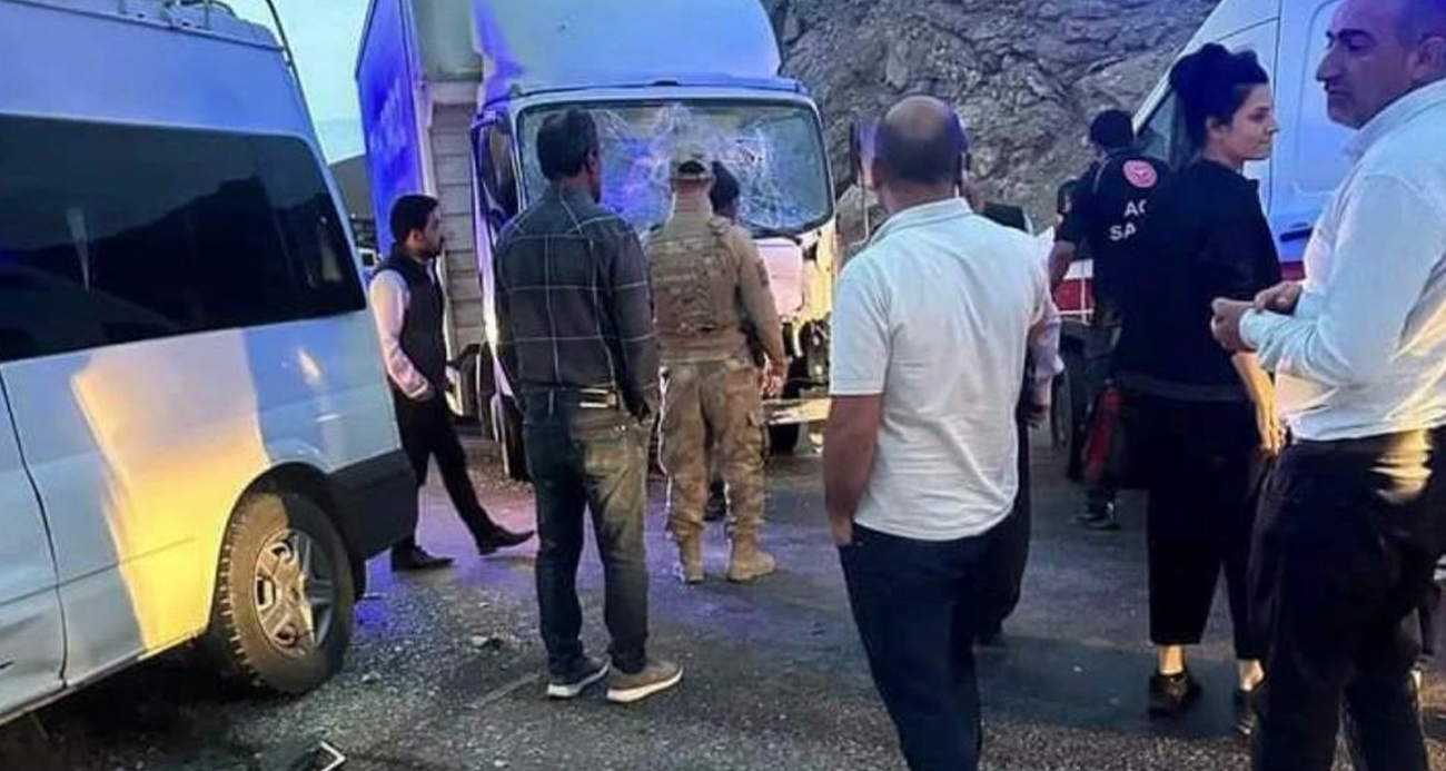 Van’da minibüs ile kamyon çarpıştı: 1 ölü, 7 yaralı Van-Hakkari karayolunda minibüs ile kamyonun çarpışması sonucu meydana gelen trafik