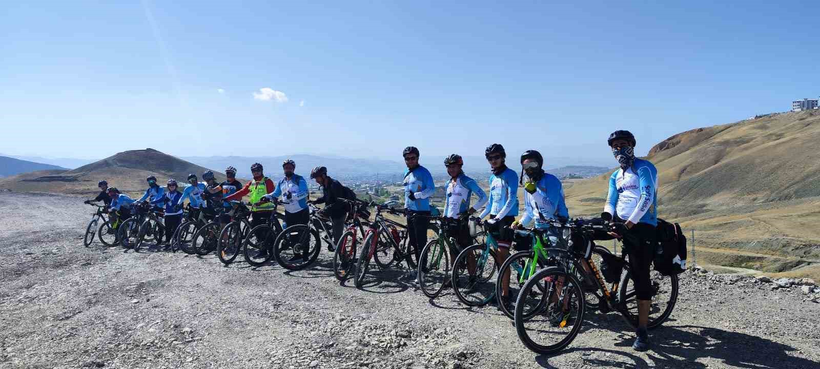 Vangölü Aktivistleri Derneği sağlıklı bir yaşam için pedal çevirdi VANGÖLÜ AKTİVİSTLERİ DERNEĞİNİN PEDALŞÖR BİSİKLET KULÜBÜNE ÜYE 25 KİŞİ, AVRUPA
