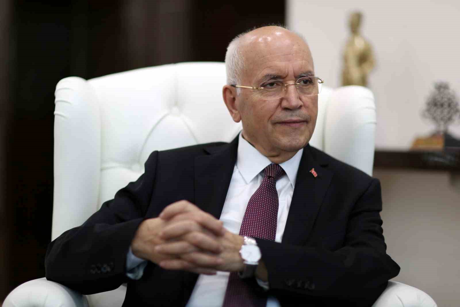 ANKARA’NIN YENİMAHALLE BELEDİYESİNİN HAVUZLARINDA, YAZ SICAKLARINDAN BUNALAN VE TATİL BÖLGELERİNE