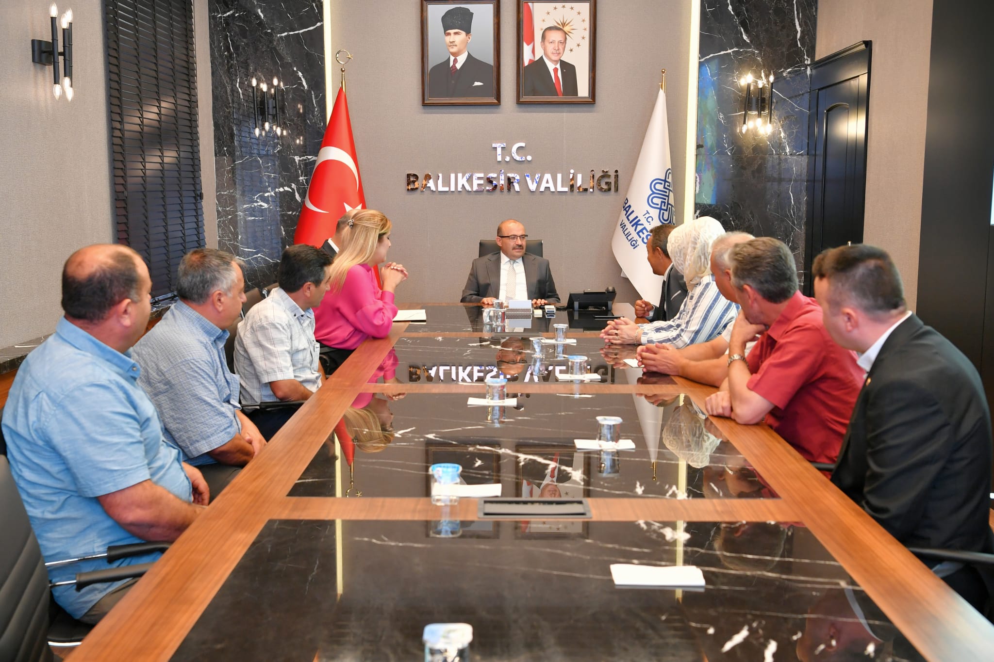 Vali Ustaoğlu Vatandaşları ve Muhtarları Dinledi Vali İsmail Ustaoğlu ihtiyaçların ve sorunların çözülmesine hız kazandırmak amacıyla