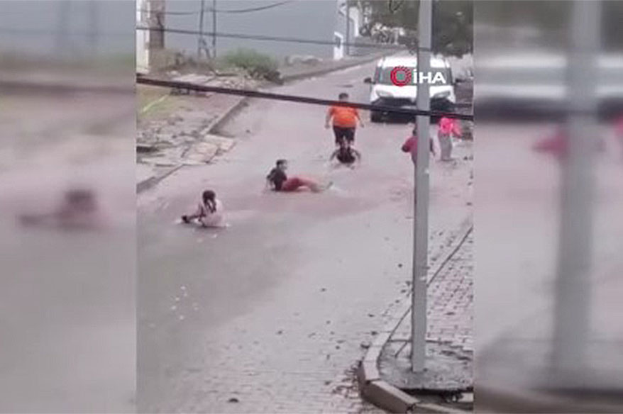 Arnavutköy’de sağanak yağış etkili oldu İstanbul Arnavutköy’de sağanak yağış etkili oldu. Bazı caddeler göle dönerken