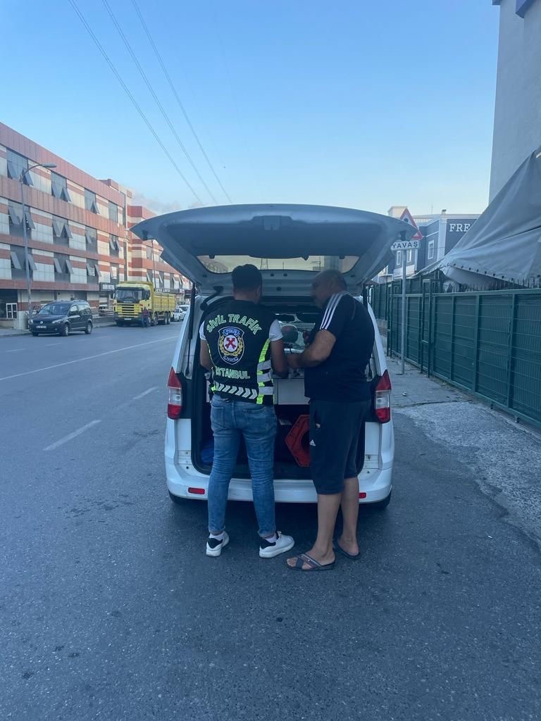 YAN YATMIŞ DORSESİYLE TRAFİKTE SEYREDEN TIR ŞOFÖRÜNE  2 BİN
