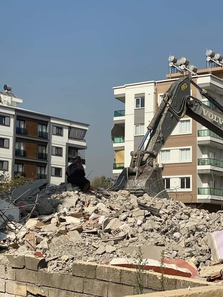 DEPREMİN VURDUĞU HATAY’DA AĞIR HASARLI BİR BİNANIN YIKIMI ESNASINDA YERİNDE