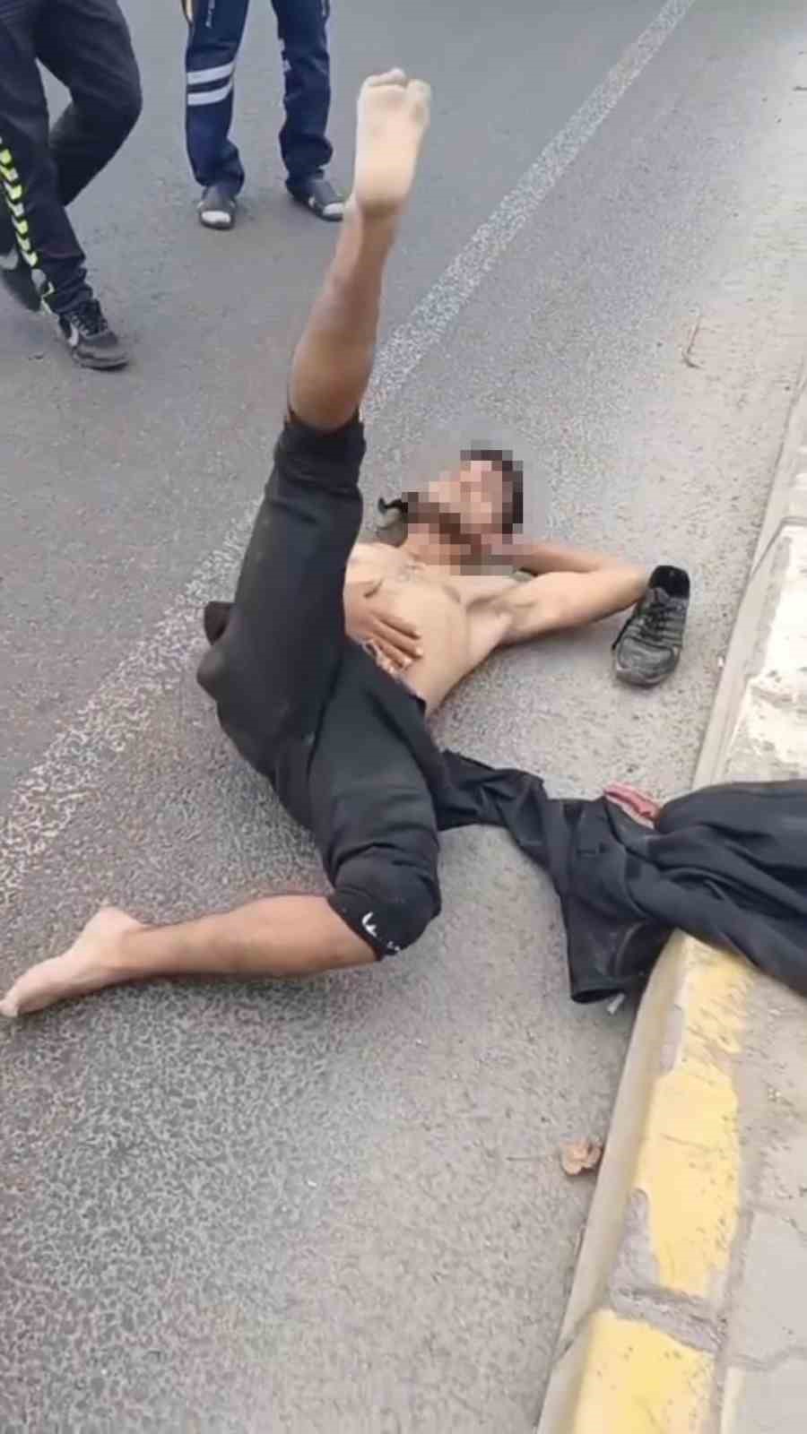 Yerlere yattı, polisin önünde dans etti DÜZCE'DE BİR ŞAHSIN MADDE ETKİSİNE GİREREK YERLERE YATIP DANS ETTİĞİ