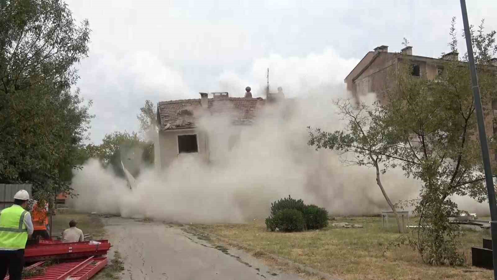 BURSA’DA KENTSEL DÖNÜŞÜM SEBEBİYLE YIKILACAK 5 KATLI BİNA, DEPREM YATAK