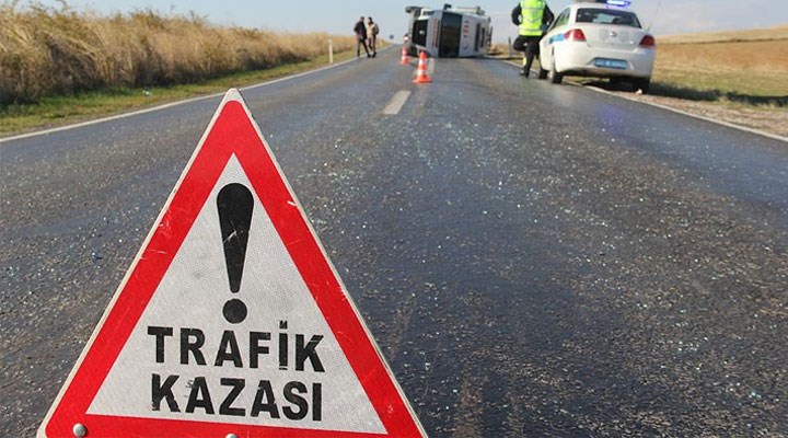 &nbsp;Bandırma yolun karşısına geçmeye çalışan 2 kişi otomobilin çarpması sonucu