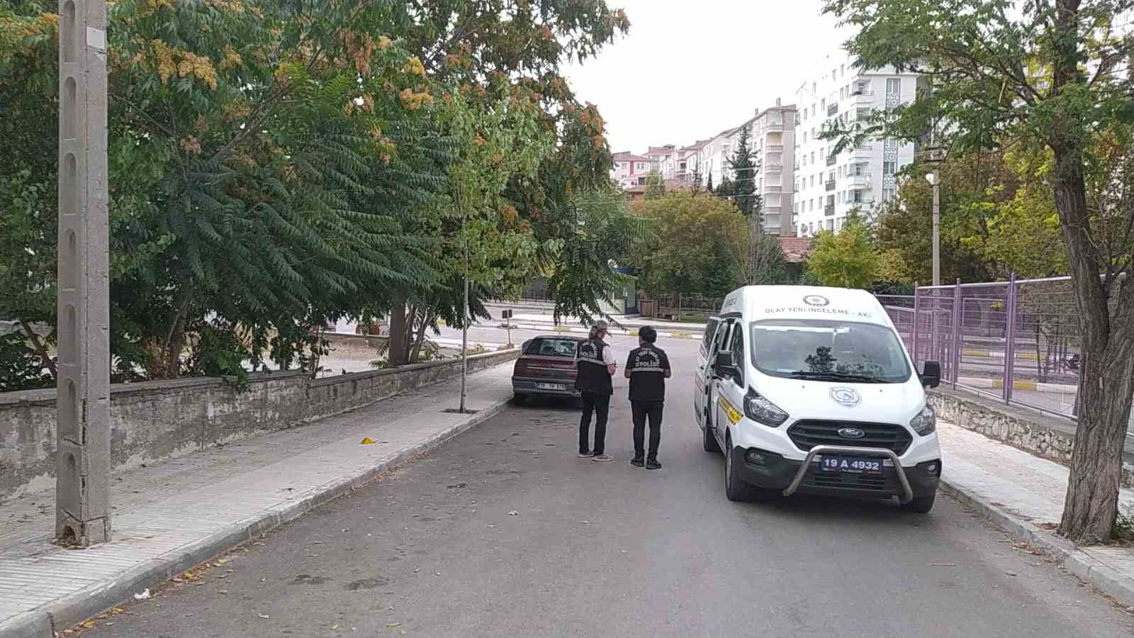 Yolda yürürken bıçaklandı ÇORUM'DA BİR KİŞİ YOLDA YÜRÜDÜĞÜ SIRADA KİMLİĞİ BELİRSİZ BİR KİŞİ
