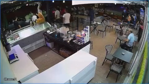 BURSA’DA YOLDAN GEÇEN KADINA SÖZLÜ TACİZDE BULUNAN ŞAHISA TEPKİ GÖSTEREN