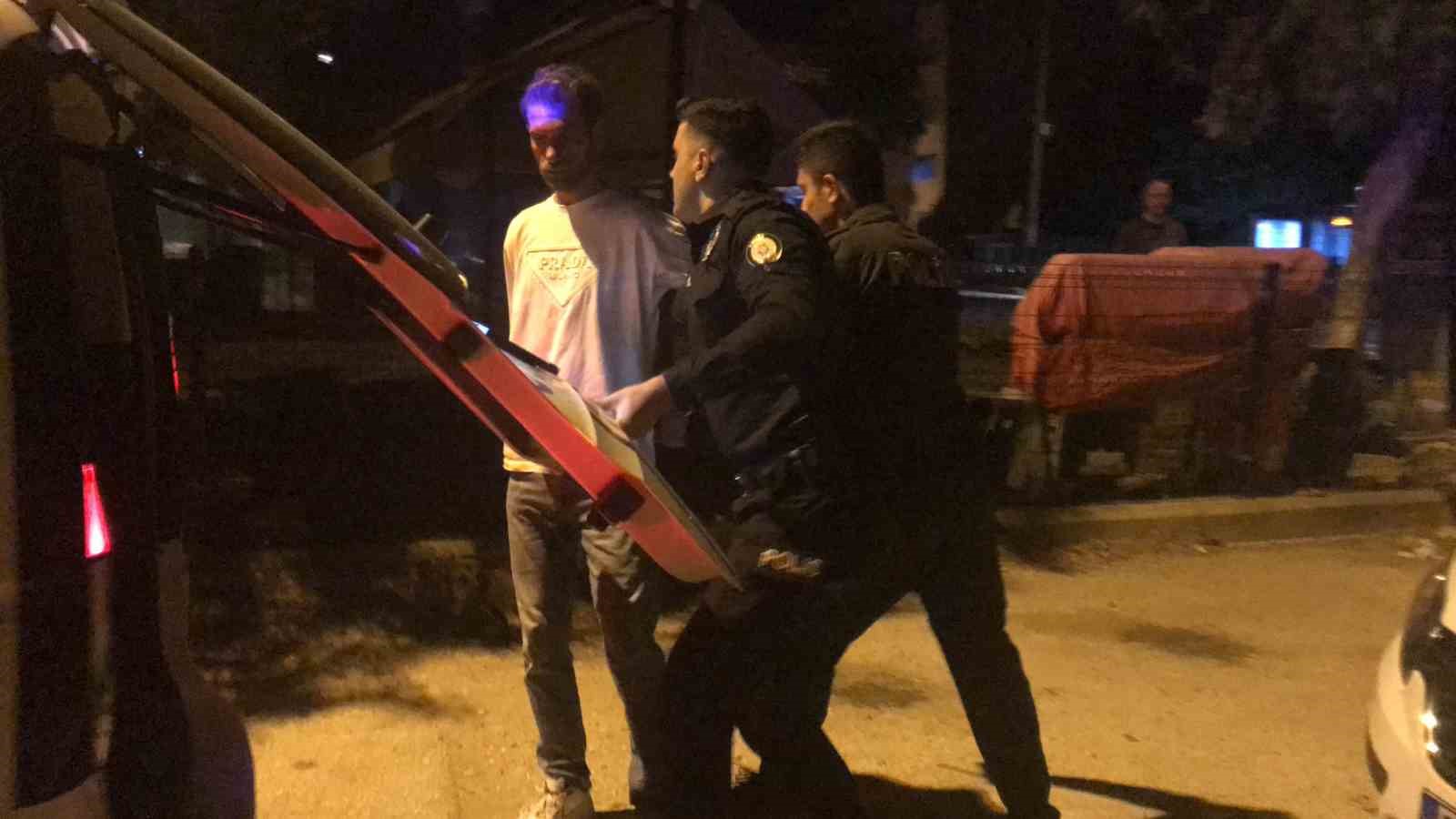 EDİRNE’DE YOLDAN GEÇENLERE SİLAH GÖSTEREN ŞÜPHELİYE POLİSTEN SUÇÜSTÜ