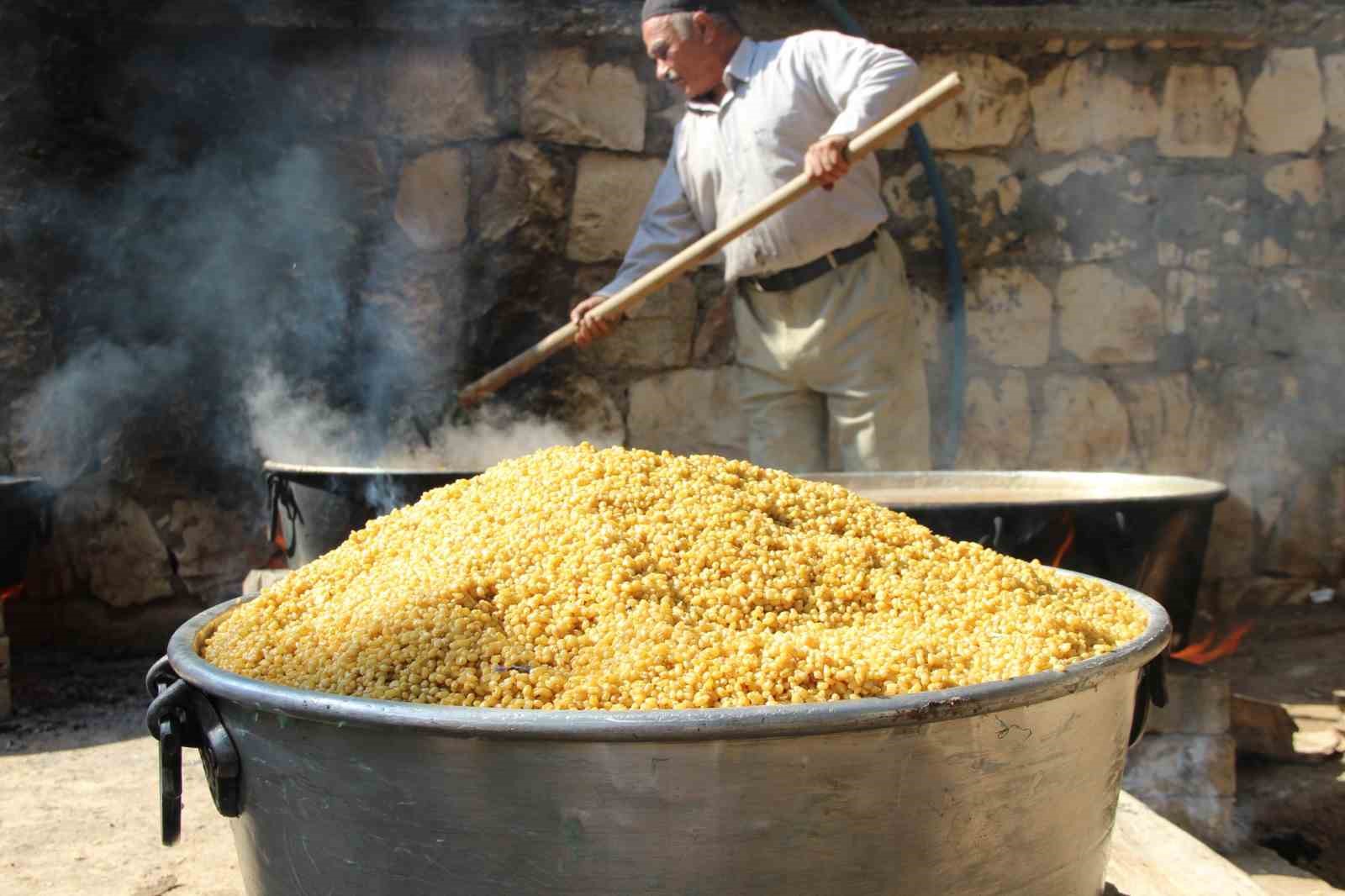 ŞIRNAK'IN CİZRE İLÇESİNDE YÜZYILLARDIR YAPILAN BUĞDAY KAYNATMA OLARAK BİLİNEN VE
