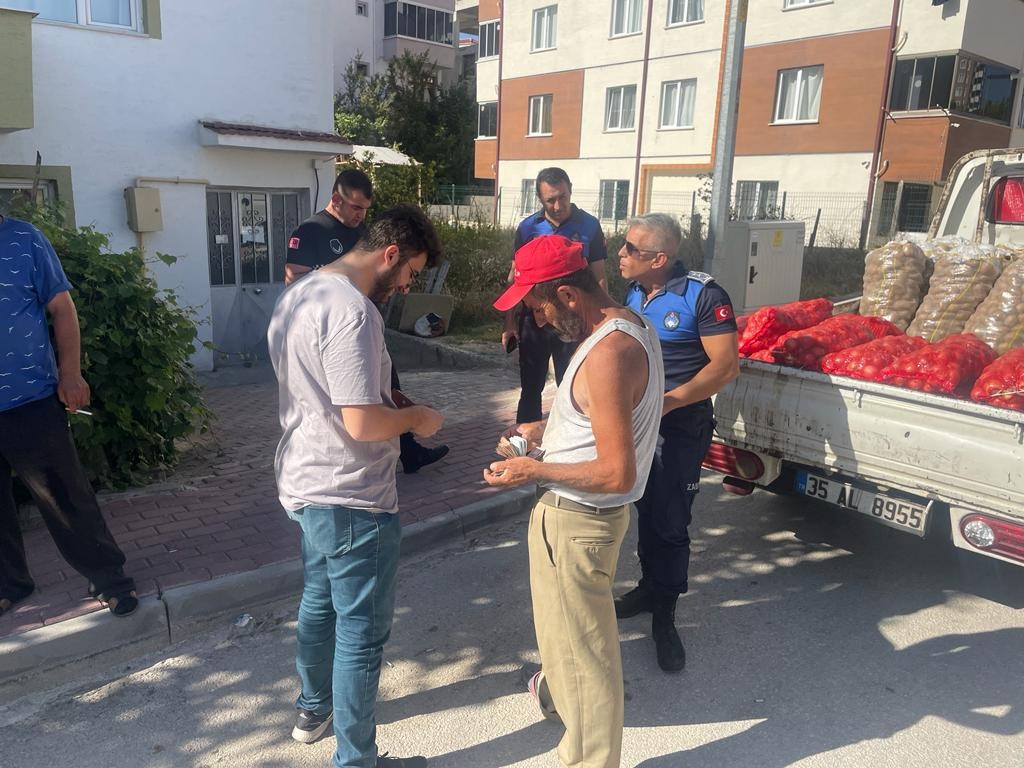 BİLECİK'TE MAHALLE ARASINDA KAMYONETİYLE PATATES, SOĞAN SATAN BİR ŞAHSI YAKALAYAN