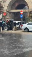 ZEYTİNBURNU’NDA YOĞUN SU BİRİKİNTİSİ NEDENİYLE YOLUN KARŞISINA GEÇEMEYEN VATANDAŞLAR İŞ