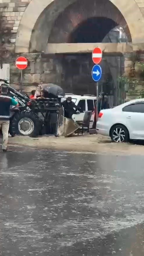 Zeytinburnu’nda su birikintisinde kalan vatandaşlar iş makinasıyla çıkarıldı ZEYTİNBURNU’NDA YOĞUN SU BİRİKİNTİSİ NEDENİYLE YOLUN KARŞISINA GEÇEMEYEN VATANDAŞLAR İŞ
