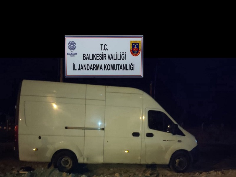 Ayvalık’ta 34 göçmen kaçağı yakalandı Balıkesir İl Jandarma Komutanlığı tarafından Göçmen Kaçakçılığına yönelik yapılan operasyonda