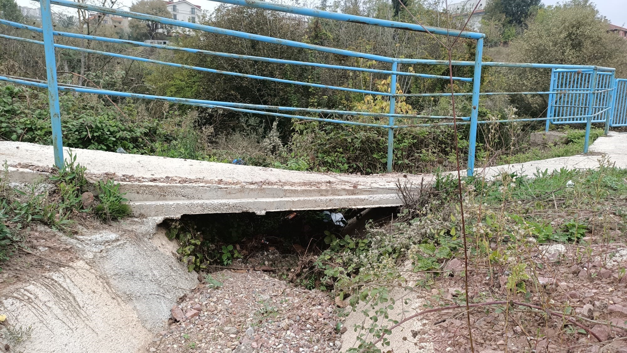 Kocaeli’nin İzmit ilçesinde 1 haftalık kız bebeğini su kanalına bırakan