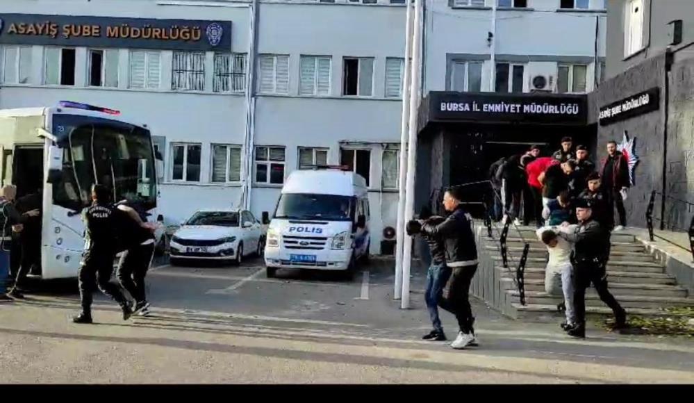Bursa polisinin çökerttiği fuhuş çetesi üyeleri tutuklandı Bursa merkezli 3 ilde fuhuş çetesine yönelik düzenlenen operasyonda 2’si