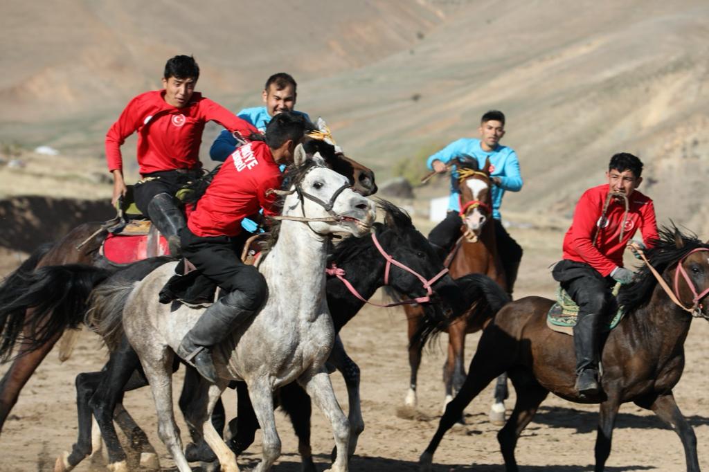Kökbörü Türkiye Şampiyonası’nın ilki Erciş’te düzenlendi Türklerin ata sporlarından olan ve yarışmacıların at üzerinde oğlak yakaladığı