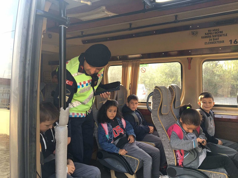 Trafik Jandarması öğrencilerin güvenliğini sağladı Balıkesir İl Jandarma Komutanlığı Trafik Jandarması il genelinde “Okul Servis