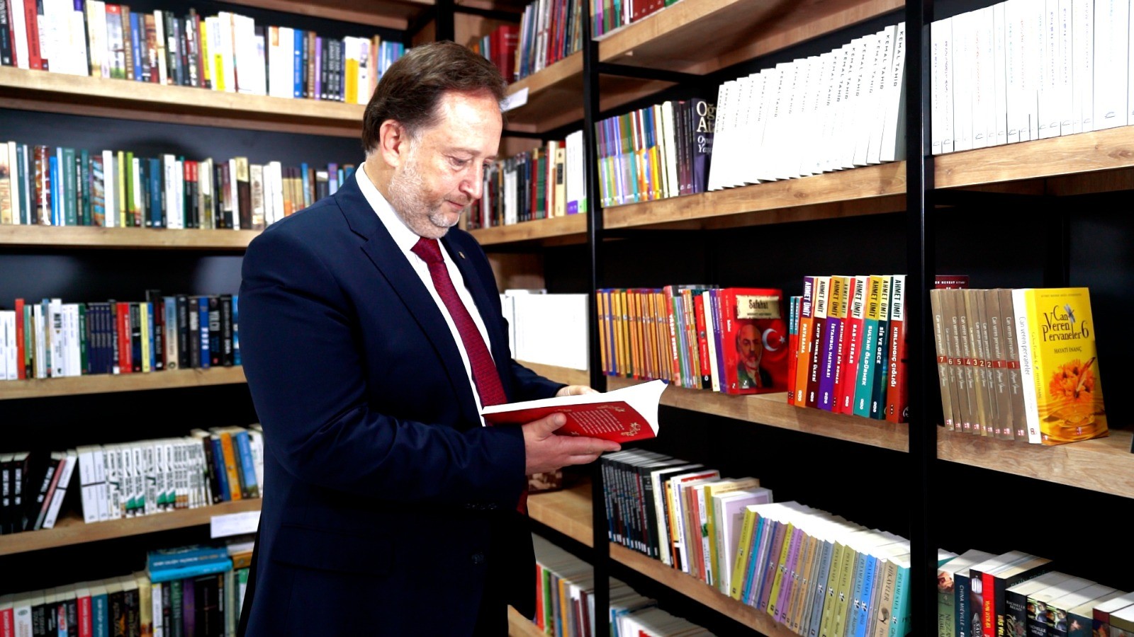 Karesili öğrenciler millet kıraathanesinde ders çalışıyor Gençlerin rahat ve ferah bir ortamda ders çalışma imkanı bulduğu