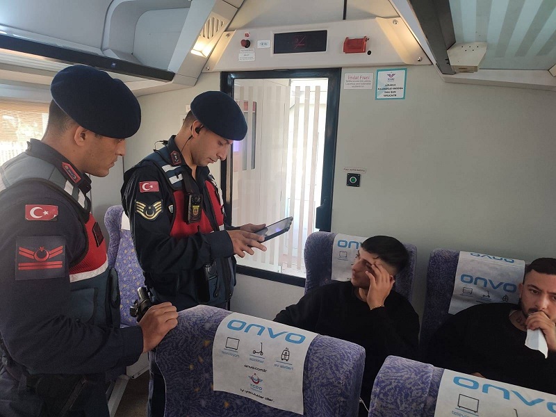 21 vagonda 211 kişi kontrol edildi Balıkesir İl Jandarma Komutanlığı tarafından Tren Uygulamasında 211 kişi kontrol