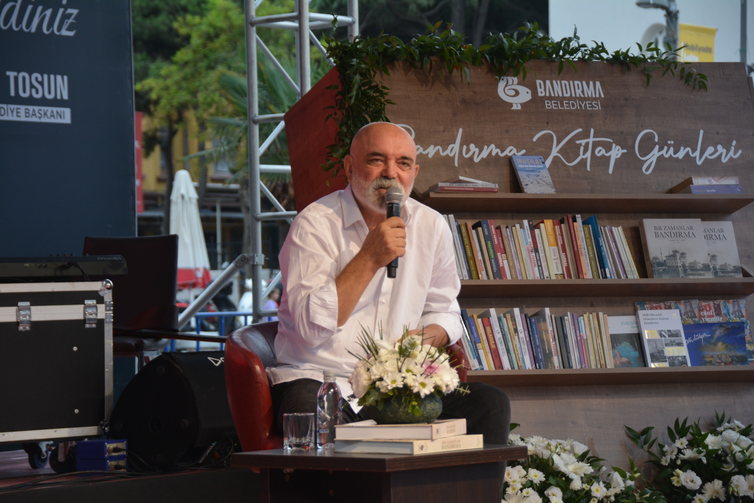 Ercan Kesal: “Kitap insanları iyileştirir” Ünlü Oyuncu/Yazar Ercan Kesal, 5’inci Bandırma Kitap Günleri’nin konuğu oldu.